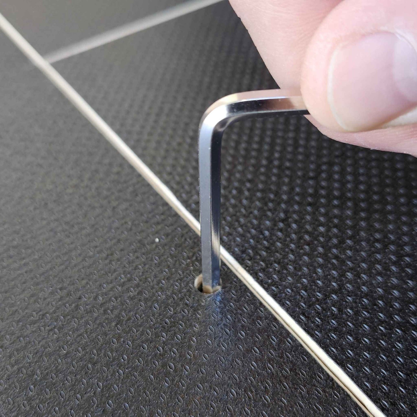 Serrage et verrouillage des panneaux du plancher Edelclick, grâce à une clé allen ou clé 6 pans.