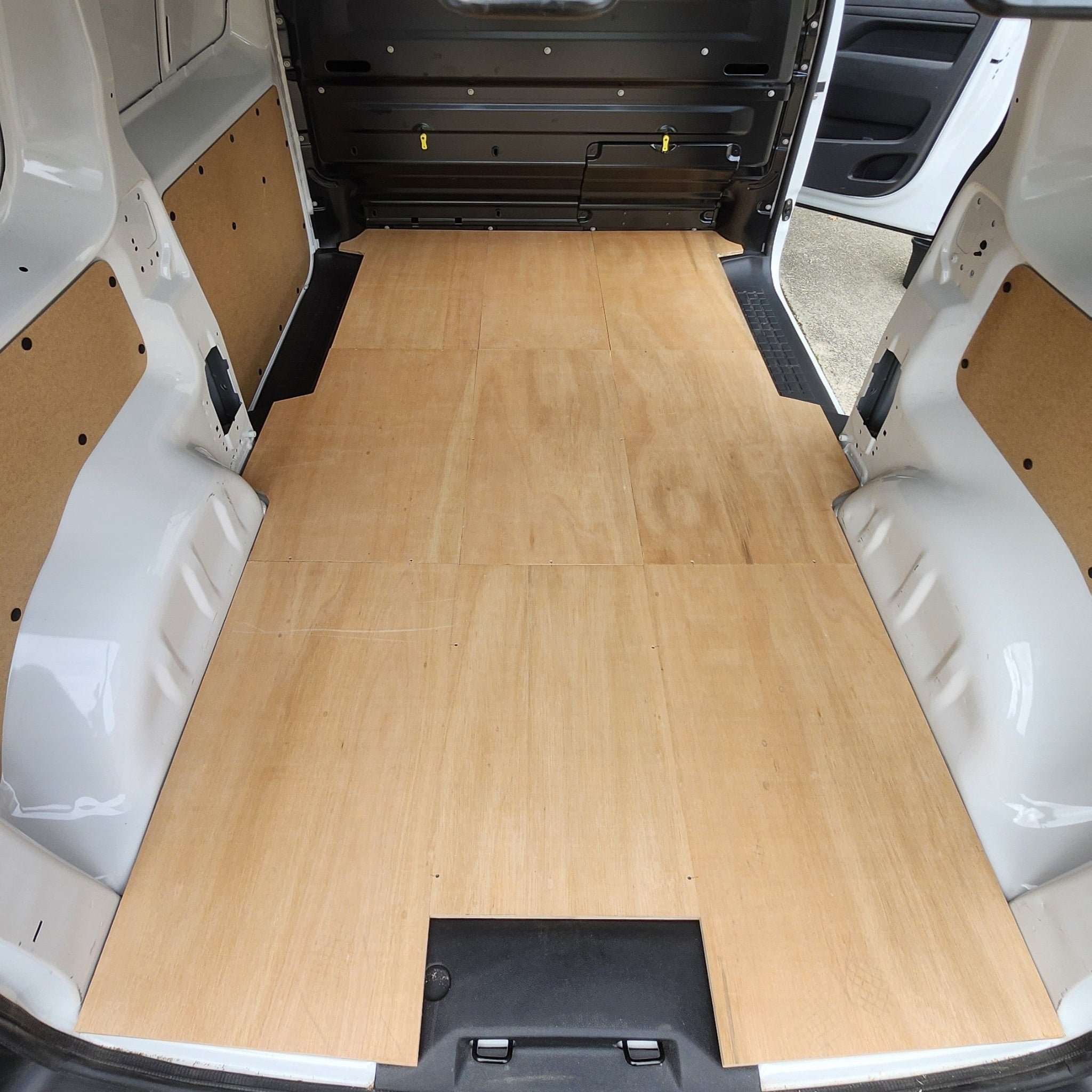 La cabine de chargement d'un véhicule utilitaire équipé du plancher Edelclick en bois brute