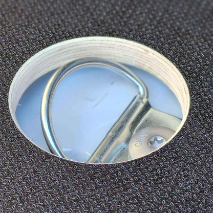 Un trou sur le plancher Edelclick, pour accéder à la boucle d'arrimage fixée à la carrosserie du véhicule utilitaire.