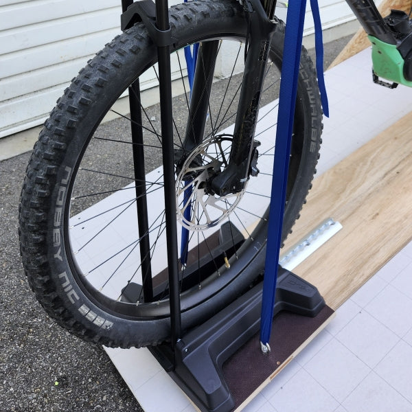 Vidéo de présentation de montage d'un support de maintien vélo, sur un rail d'arrimage aero. Grâce à ce système la roue du vélo est bloqué en position pour permettre le maintien du vélo durant son transport.