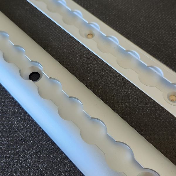 Les rails aero sont équipés de trous circulaires standardisés, ce qui permet une installation précise. Ces rails sont sûrs et compatibles, ce qui les rend particulièrement pratiques pour fixer des charges dans les camions et les camping-cars. 