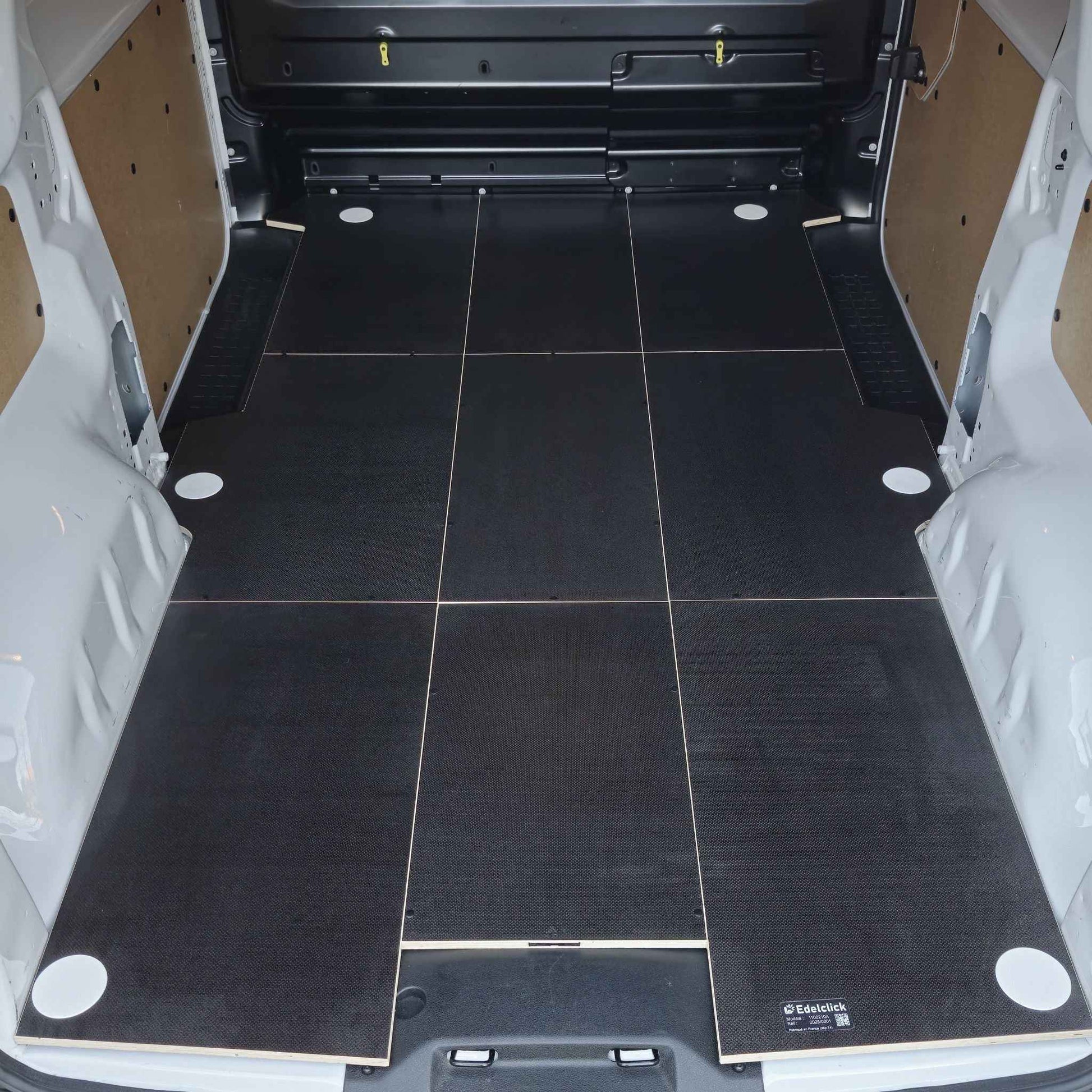 La cabine de chargement d'un véhicule utilitaire équipé d'un plancher Edelclick antidérapant, réalisé en plusieurs éléments.