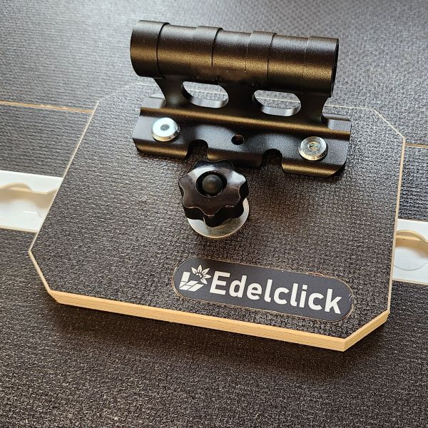 Support de fourche pour le maintien des vélos. Disposé sur une plaque de maintien et de verrouillage au sol.