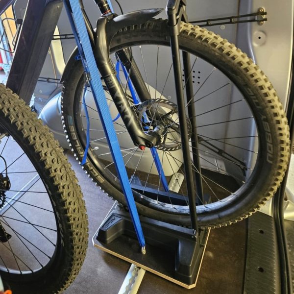 Un support qui se fixe au sol d'un véhicule de type Utilitaire ou Van et qui permet de maintenir un vélo par sa roue avant.