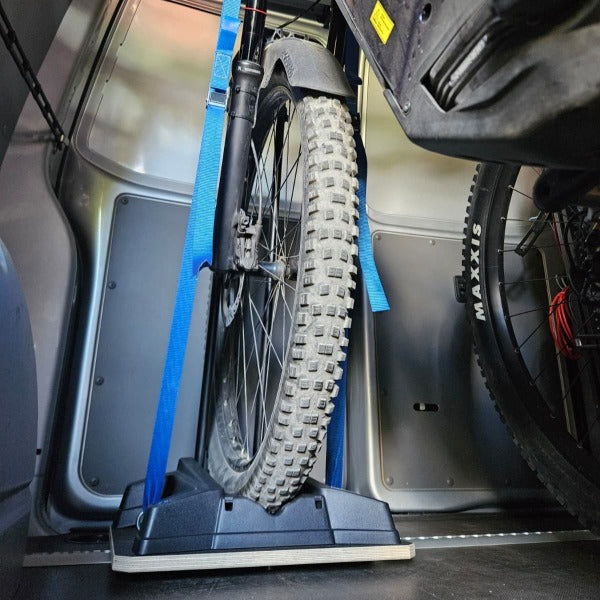 Fixation rapide et fiable qui permet de verrouiller la roue avant d'un VTT Electric ou d'un vélo de type gravel.