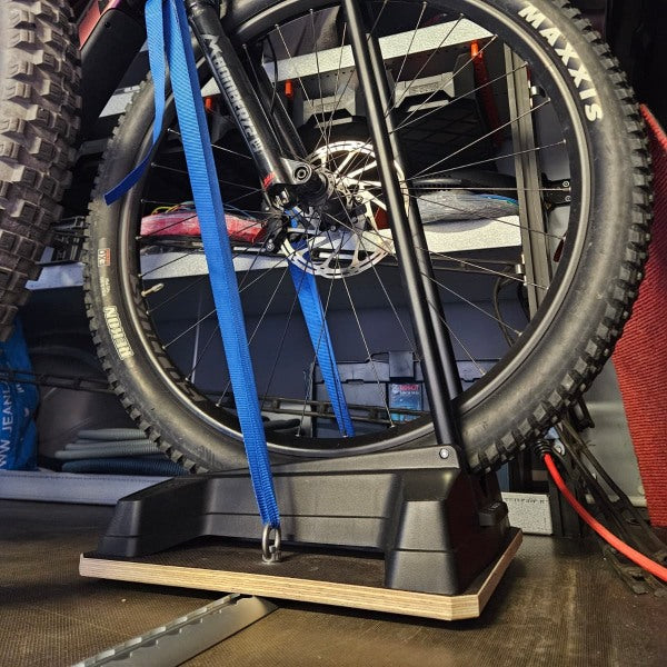 Support de maintien qui permet de verrouiller et stabiliser un vélo dans un véhicule de transport.