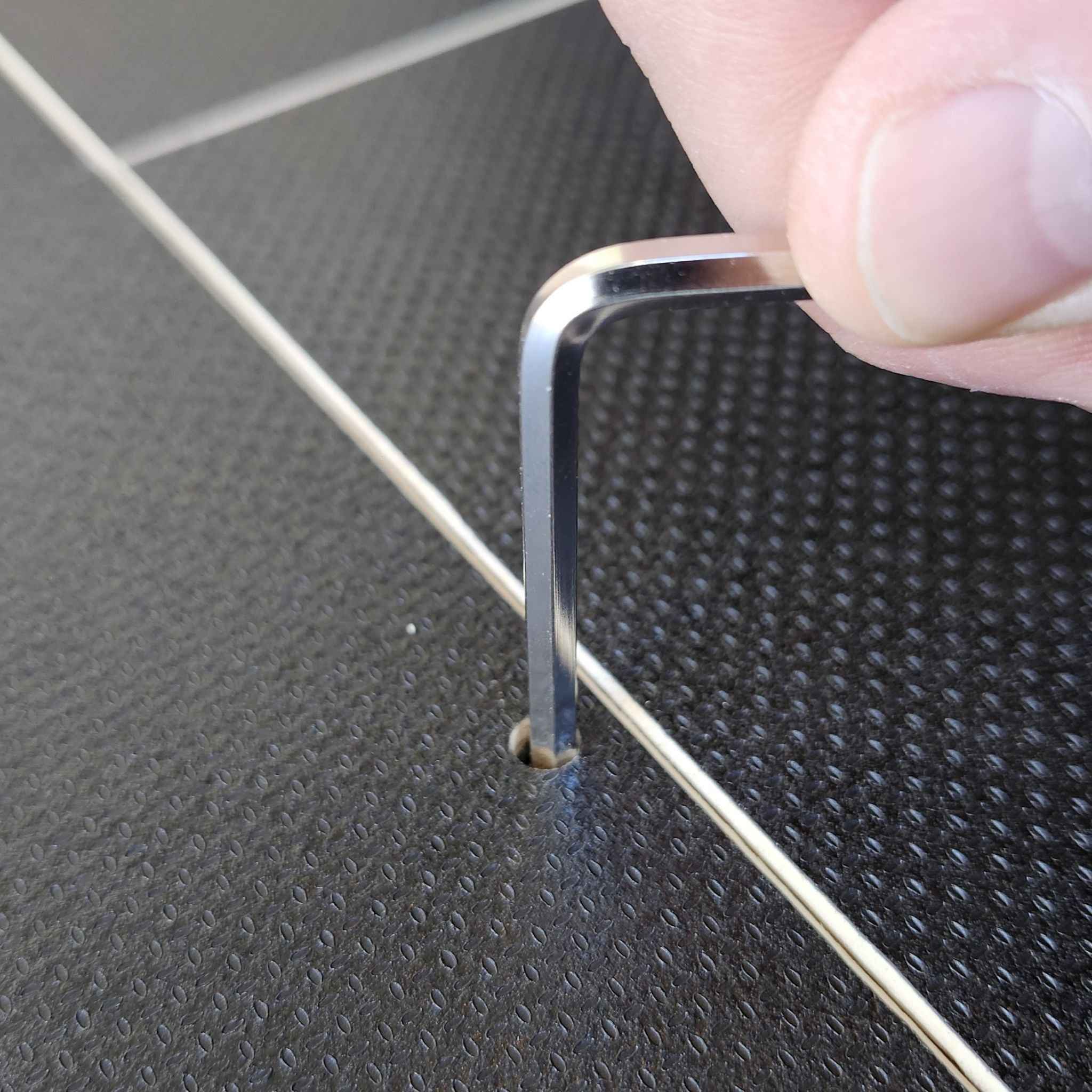 Serrage et verrouillage des panneaux du plancher Edelclick, grâce à une clé allen ou clé 6 pans.